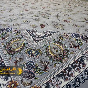 فرش طرح گل سرخ نقره ای