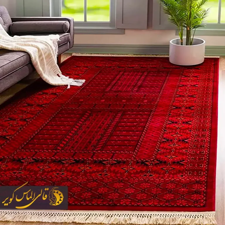 فرش قرمز لاکی با نقوش شکارگاه و خطوط هندسی در تضاد با رنگ پرحرارت لاکی