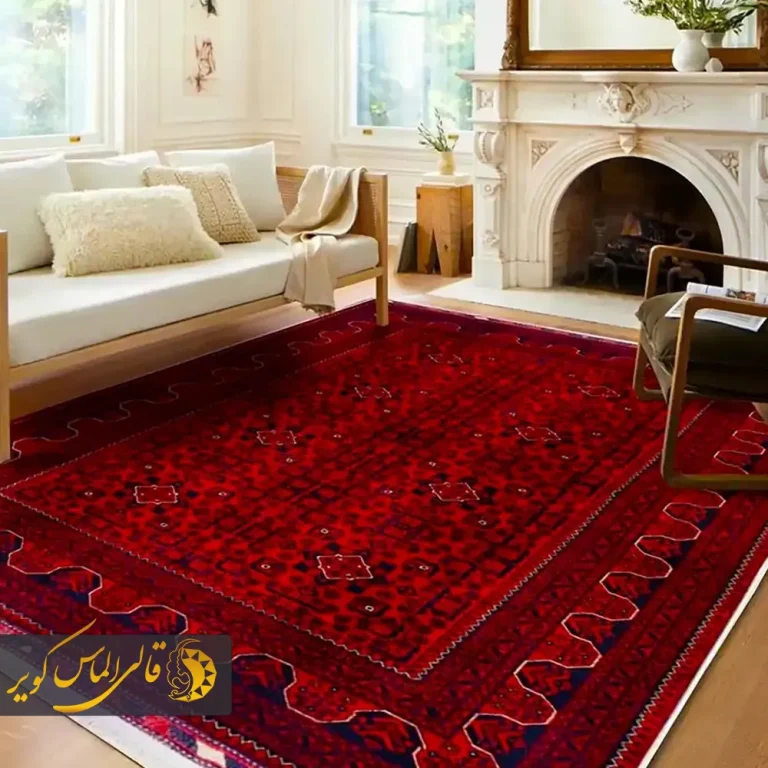 فرش قرمز لاکی با حاشیههای متقارن و بافتی متراکم از پشم طبیع