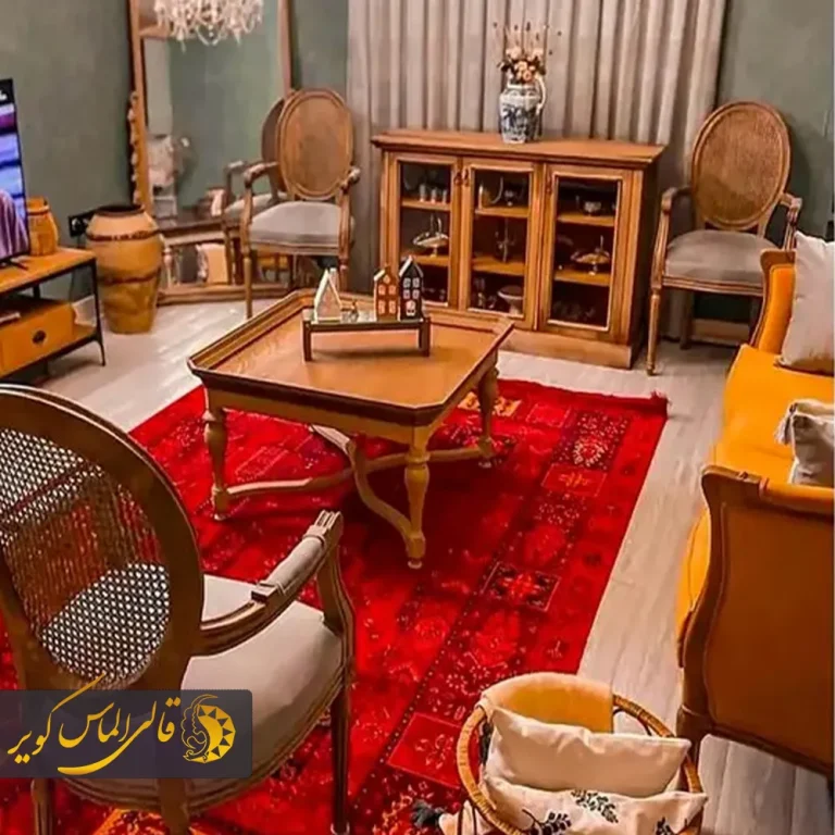 فرش قرمز لاکی با طراحی سنتی و جزئیات دقیق در خطوط و رنگها