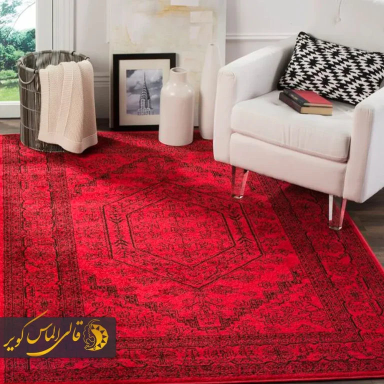 فرش قرمز لاکی با زمینه ساده و ترنج برجسته در مرکز، نمادی از سادگی فاخر