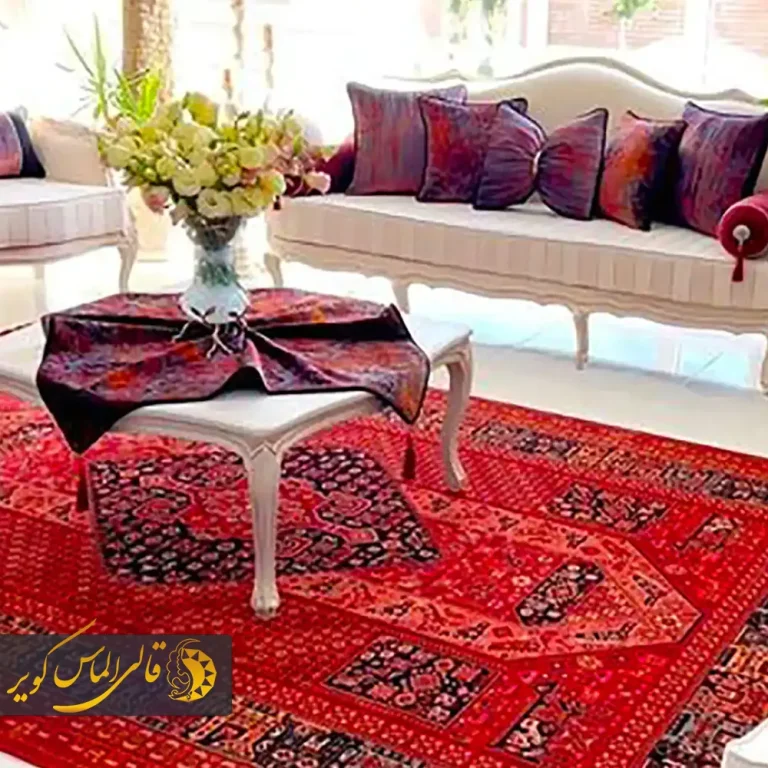 فرش قرمز لاکی با بافت ضخیم و طرحهایی الهامگرفته از فرشهای قاجاری