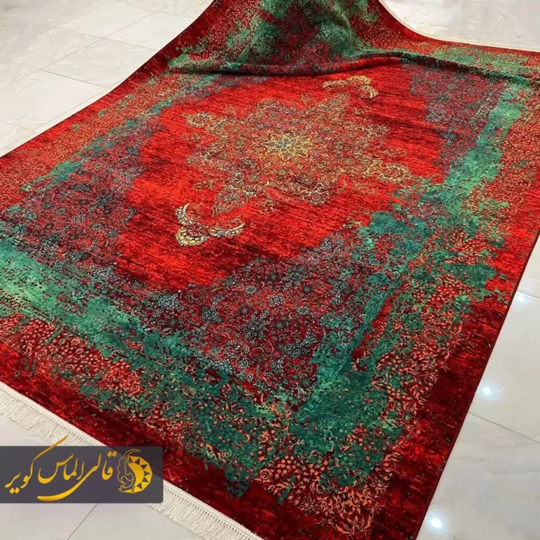 فرش قرمز و سبز با نقوش متقارن و تضاد رنگی چشمگیر میان زمینه و حاشیه