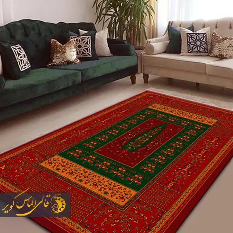 فرش قرمز و سبز با بافت ریز و تکرار موتیفهای گیاهی در تار و پود