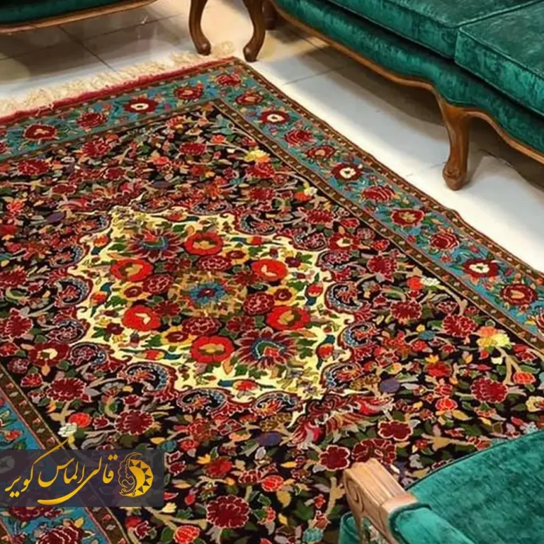 فرش قرمز و سبز با زمینه لاکی و گلوبوتههایی به رنگ سبز زمردی