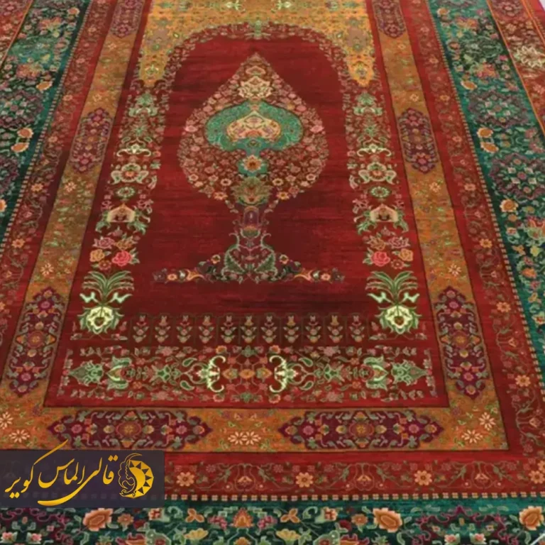 فرش قرمز و سبز با حاشیه سبز یشمی و متن قرمز روشن با نقوش ظریف